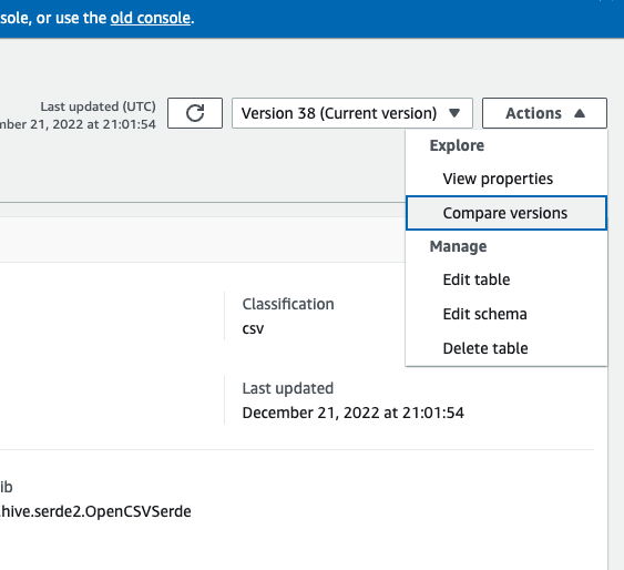 Der Screenshot zeigt die Schaltfläche Aktionen, wenn sie ausgewählt ist. Im Drop-down-Menü wird die Option Versionen vergleichen angezeigt.