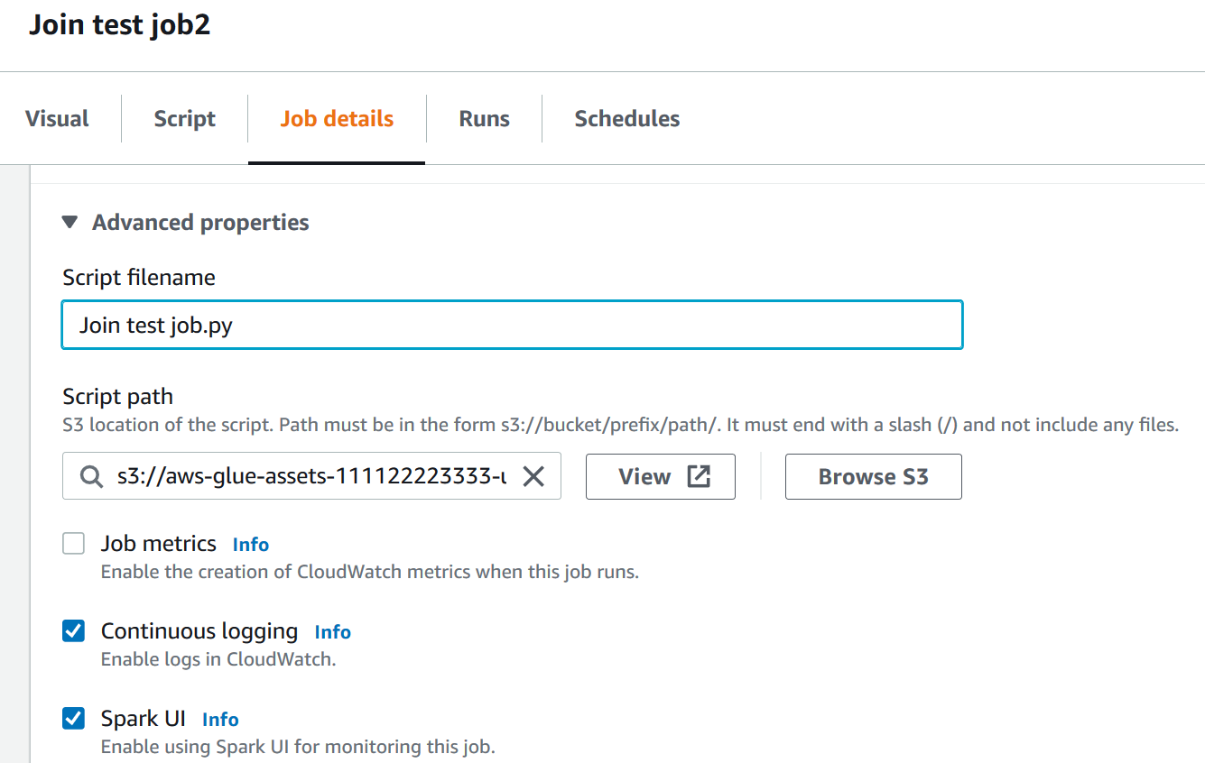 Der Screenshot zeigt den visuellen Editor in AWS Glue Studio, wobei die Registerkarte „Job details (Auftragsdetails)“ ausgewählt ist. Der Abschnitt „Advanced properties (Erweiterte Eigenschaften) auf der Seite ist ausgeklappt und die Parameter „Script filename (Skriptdateiname)“ und „Script path (Skriptpfad)“ werden angezeigt. Das Feld „Script filename (Skriptdateiname)“ zeigt Join test job.py und das Feld „Script path (Skriptpfad)“ zeigt s3://aws-glue-assets-111122223333-u an.