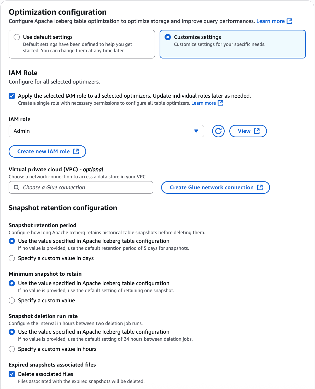 Seite mit den Apache-Iceberg-Tabellendetails mit der Option „Aufbewahrung aktivieren“ > „Einstellungen anpassen“.