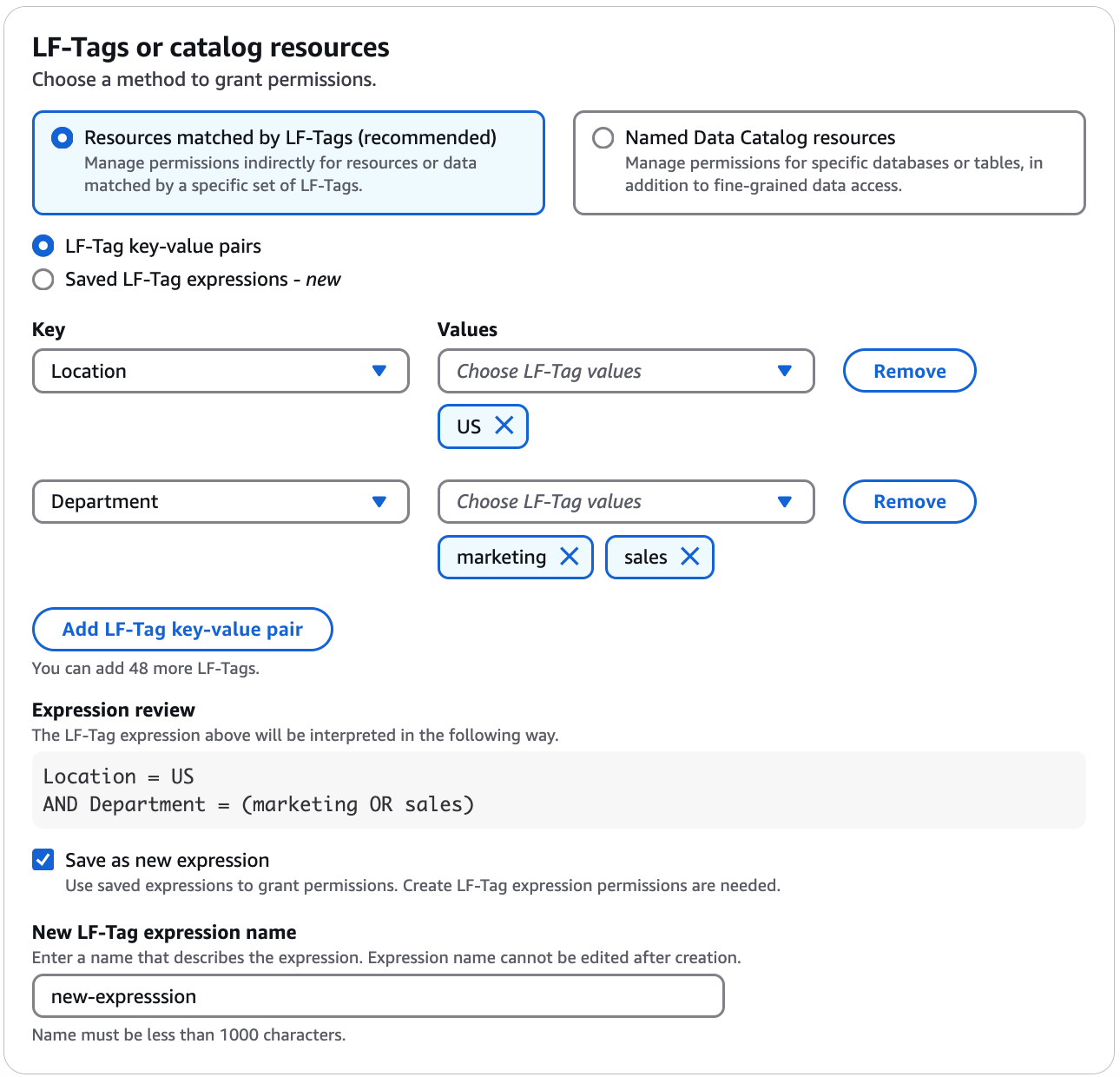Der Bereich LF-Tag oder Katalogressourcen enthält zwei horizontal angeordnete Kacheln, wobei jede Kachel ein Optionsfeld und beschreibenden Text enthält. Die Optionen lauten Ressourcen, denen LF-Tags zugeordnet sind (empfohlen), und Benannte Datenkatalogressourcen. Ressourcen, denen LF-Tags zugeordnet sind, sind ausgewählt. Unter den Kacheln befinden sich ein Schlüsselfeld und ein Wertefeld, die horizontal angeordnet sind. Das Schlüsselfeld enthält „Modul“ und das Feld Werte ist eine Dropdownliste mit drei Einträgen: Bestellungen, Verkäufe und Kunden. Jedem Eintrag ist ein Kontrollkästchen zugeordnet. Das Kontrollkästchen für Kunden ist aktiviert. Rechts neben diesen beiden Feldern befindet sich die Schaltfläche Entfernen. Unten befindet sich die Schaltfläche LF-Tag hinzufügen, die angibt, dass Sie eine weitere Zeile hinzufügen können, die die Felder Schlüssel und Werte sowie die Schaltfläche Entfernen enthält.