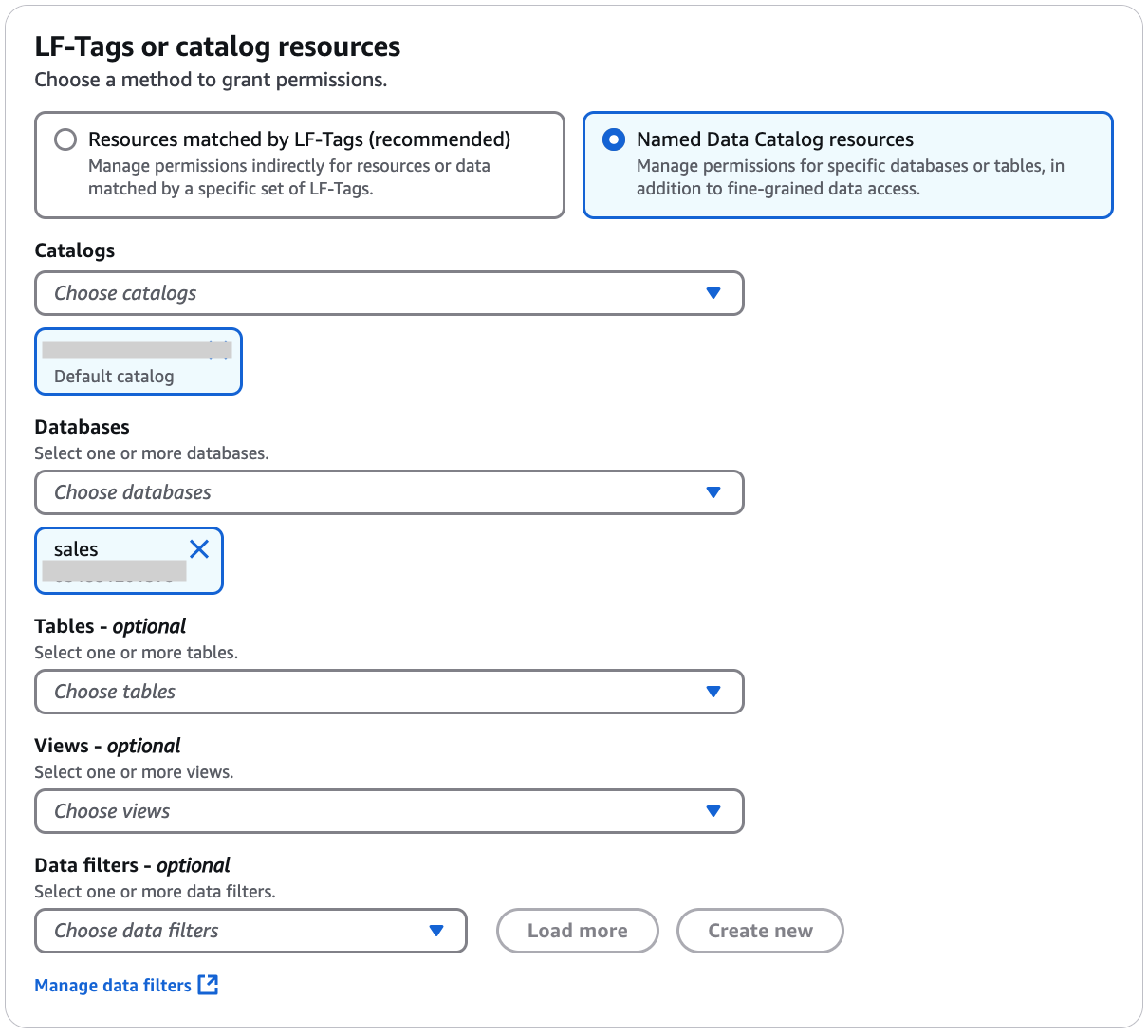 La sección de etiquetas LF o recursos del catálogo contiene dos mosaicos dispuestos en horizontal, cada uno de los cuales contiene un botón de opción y un texto descriptivo. Las opciones son Recursos que coinciden con las etiquetas LF y recursos de Catálogo de datos con nombre. Bajo los mosaicos hay dos listas desplegables, de bases de datos y tablas. La lista desplegable de bases de datos presenta un mosaico debajo con el nombre de la base de datos seleccionada.