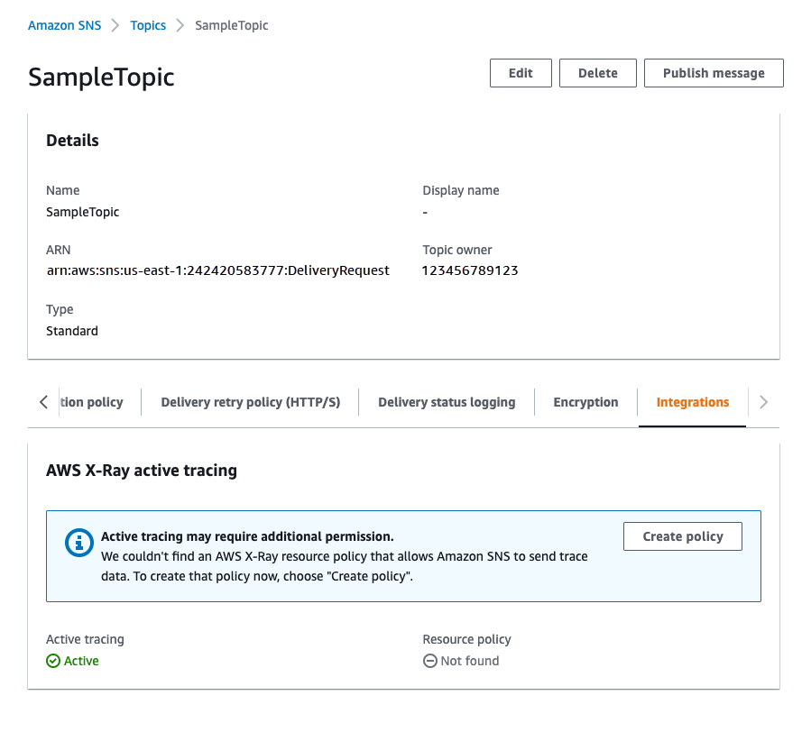 Captura de pantalla que muestra los detalles de un tema de Amazon SNS llamado “SampleTopic” en la Consola de administración de AWS. Indica que el rastreo activo de AWS X-Ray está habilitado para este tema, pero falta una política de recursos que permita a Amazon SNS enviar datos de rastreo. Se incluye el botón “Crear política” para resolver este problema.