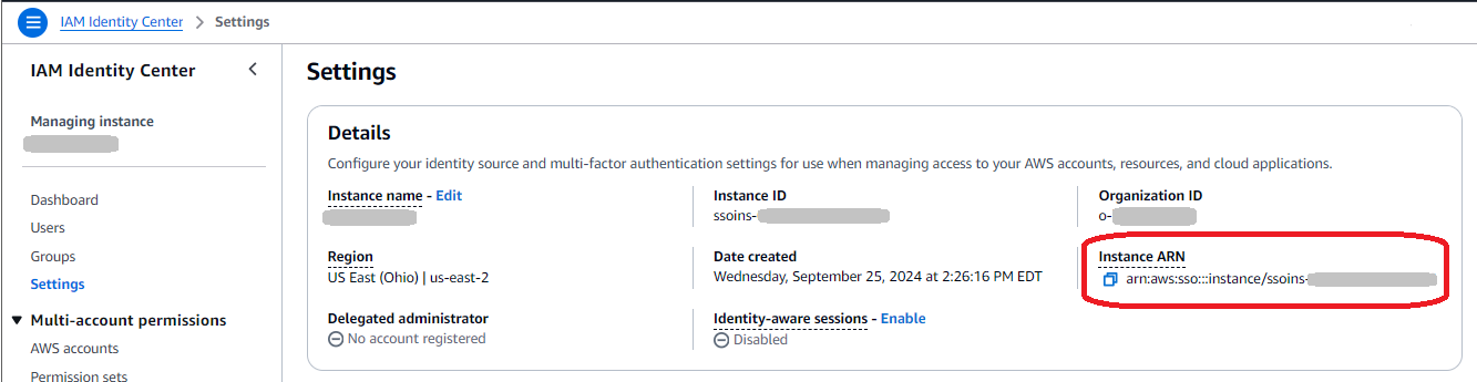 Capture d'écran de la console AWS IAM Identity Center montrant la page des paramètres avec l'ARN de l'instance encerclé.